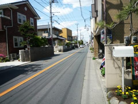 国道とは言っても歩道もなく路側帯もほとんどないような状態で、非常に危険です。