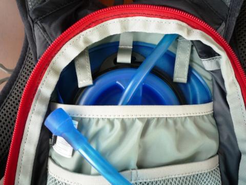 バックの中には、ハイドレーションパックを吊すためのループがある
重量物は上に詰めるのがバックパックの基本