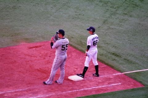バッファローズのT岡田とマリーンズの岡田のツーショット