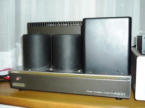パワーアンプは、往年のダイヤトーン DA-A100
1974年に発売された、古き良き時代のアンプです。