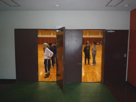 アリーナに入って左側に陣地を設営します。
