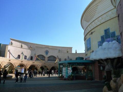 ウインドブレーカー姿が似合わないイクスピアリ