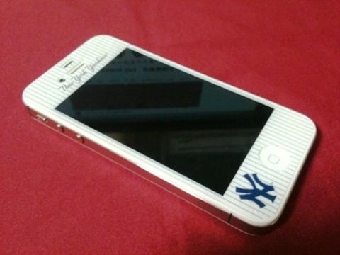 10/10に機種変更の手続きをして、本日入手できたiPhone4S
バンパーを買おうと思ったのだが、4S用がなくとりあえず表裏のプロテクトフィルムだけを装着した。
特に思い入れがあってNYにしたわけではないが・・・