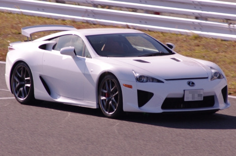 疾走するレクサスLFA