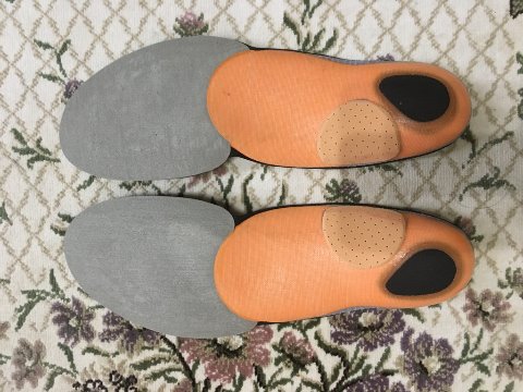 土踏まずの後ろにクッション材の補強パーツを接着してくれた。