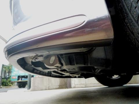 黒い塩ビ製のプロテクターを貼るだけだが、カーブに併せて切り込みを入れ、ドライヤーで温めながら貼っていく。
首が疲れた~
