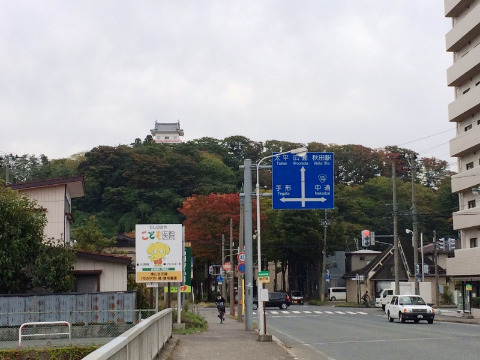 前方に見えるのが千秋公園です