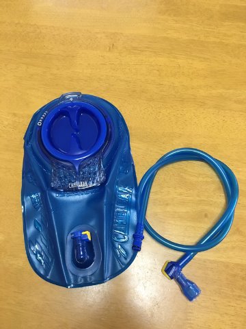 今回のモデルは、ホースがパックからワンタッチで外せるので、洗浄がしやすくなっています。 また、飲み口もコックが付いて、走行中の漏れが防止できるようになっています。