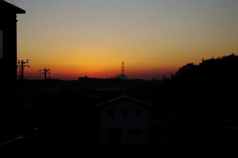 夕焼けをバックにした富士山が綺麗だった
(鉄塔がなければ良かったのだが)