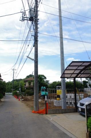 右が新しく立った電柱