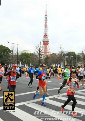東京タワーをバックに