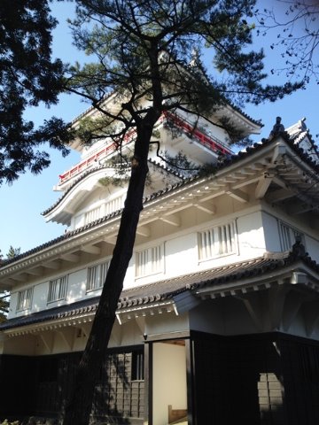 奥にはお城があります。