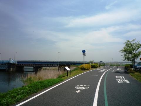 普段は左折して橋を渡るのだが、今日はまっすぐに進む