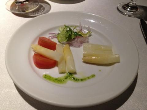 ホワイトアスパラのサラダ
トマトがとても濃い味でおいしかった