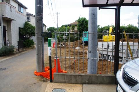 ちょうど電柱の左端辺りまで表札ポールを移設してもらう