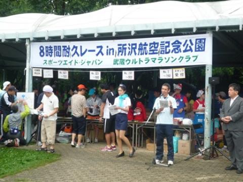 所沢8耐 開会式の様子
キャビンアテンダントの格好をした女性がアシスタントをしていた