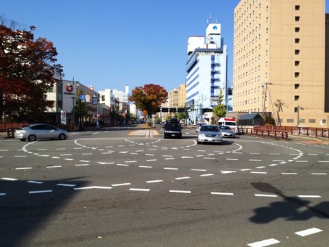 道幅は広く、3車線での右折などがあり、クルマを運転する際には注意が必要です。 慣れないと、行きたい方向に曲がれません。